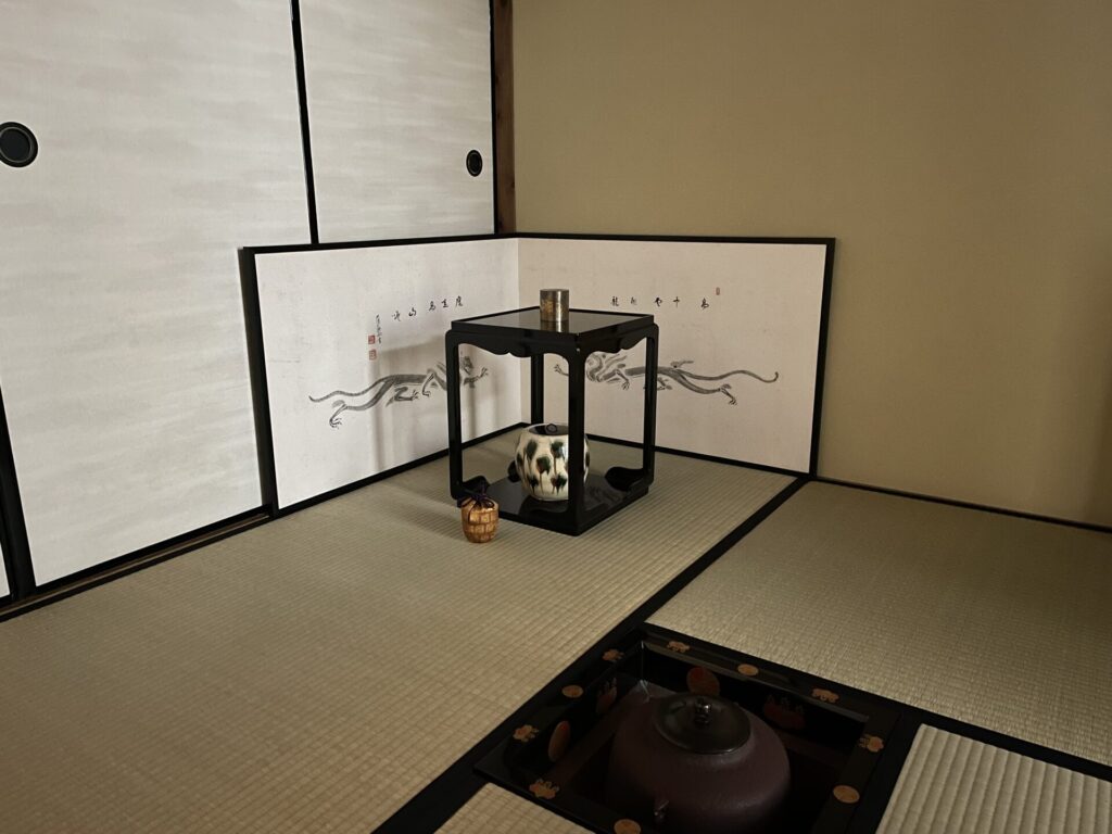 tea tearoom teaceremony　奈良　茶道　体験　nara 三五夜　さんごや　三五屋　茶会　茶室　隠れ家　にじり口　炭　風炉　掛軸　茶道具　JR奈良駅　駅前　月釜　徒歩圏内　奈良県　奈良市　三網田　濃茶　薄茶　続き薄　茶道具　茶道具販売　8月　葉月　八月　　広間　夏　観光　奈良新名所　奈良県　伝統文化　日本文化　少人数制　小寄せ　ゆったり　濃茶　薄茶　各服点て　上生菓子　干菓子　JR奈良駅　駅前　牧田旬加　出張料理人　出張料理　京料理　割烹　カウンター　懐石料理　膳　椀物　一献　料理教室　素麺　そうめん　三輪そうめん　三輪素麺　にゅうめん　柿の葉寿司　　寿司　奈良名産　名産品　奈良土産　食材　地元　月釜　茶会　小寄せ茶会　小間　にじり口　本格的　茶道　茶の湯　茶事　　茶道具　薄茶器　奈良道具　　練香　和菓子　上生菓子　パンプキンプリン　限定カフェ　隠れ家カフェ　予約制　カウンター席　カウンター　パン　抹茶　奈良　なら　nara　三五夜　三五屋　さんごや　sangoya　隠れ家　サロン　茶の湯　茶道　煎茶道　煎茶道体験　煎茶道教室　教室　和の稽古　お稽古　習い事　茶会　月釜　濃茶　各服点て　薄茶　上生菓子　干菓子　和菓子　ほっこり　のんびり　奈良の秘密スポット　JR奈良　奈良駅　旧奈良駅駅舎　駅前　駅近　徒歩2分　徒歩圏内　古民家　古民家リノベーション　改装　和室　大正レトロ　レトロモダン　料亭　茶室　にじり口　小間　広間　座敷　茶事　表千家茶道　表千家茶道教室　古典　奈良市三条町　伝統　茶道具　　アフターコロナ　感染予防対策　ワクチン接種済　ワクチン接種証明　　香会　雅楽　日本舞踊　個別レッスン　初心者歓迎　堂後茶道教室　堂後宗邑　ならまち　奈良町　表千家　表千家茶道教室　 月釜　茶会　小寄せ茶会　小間　にじり口　本格的　茶道　茶の湯　茶事　正午の茶事　茶事教室　寄付き　出会い　蹲踞　蹲　炭点前　初炭　点前　盆香合　タイ王室　羅国　香木　五味六国　沈香　高台寺蒔絵　炉縁　抱清棚　八寸　千鳥　千鳥の盃　懐石料理　本懐石　盃事　大講堂釜　炉　名残　にじり口　牧田旬加　料理人　和食　出張料理　間借り　割烹　台所方　包丁方　料理方　　初釜　雑煮　白味噌雑煮　料亭　美味しい　正月　初詣　奈良の正月　夜咄　二月　冬の茶事 いけばな　生け花　華道　華道教室　いけばな教室　生け花教室　山村御流　円照寺　雲龍梅　ウンリュウバイ　三光松　サンコウマツ　レッドウィロー　椿　ツバキ　つばき　雪月花　五葉松　ゴヨウマツ　千両　千両　梅ズワエ　ずわい　梅　仏手柑　柿　隼人瓜　ハヤトウリ　吉祥草　キッショウソウ　苫朴　生駒敦　生駒瓢　華道家　アーティスト　フラワーワレンジメント　フラワーアーティスト　　正月　新春　初釜　雑煮　お雑煮　白味噌　初詣　春日大社　東大寺　奈良の神社　奈良の寺　令和八年　2026年　午年