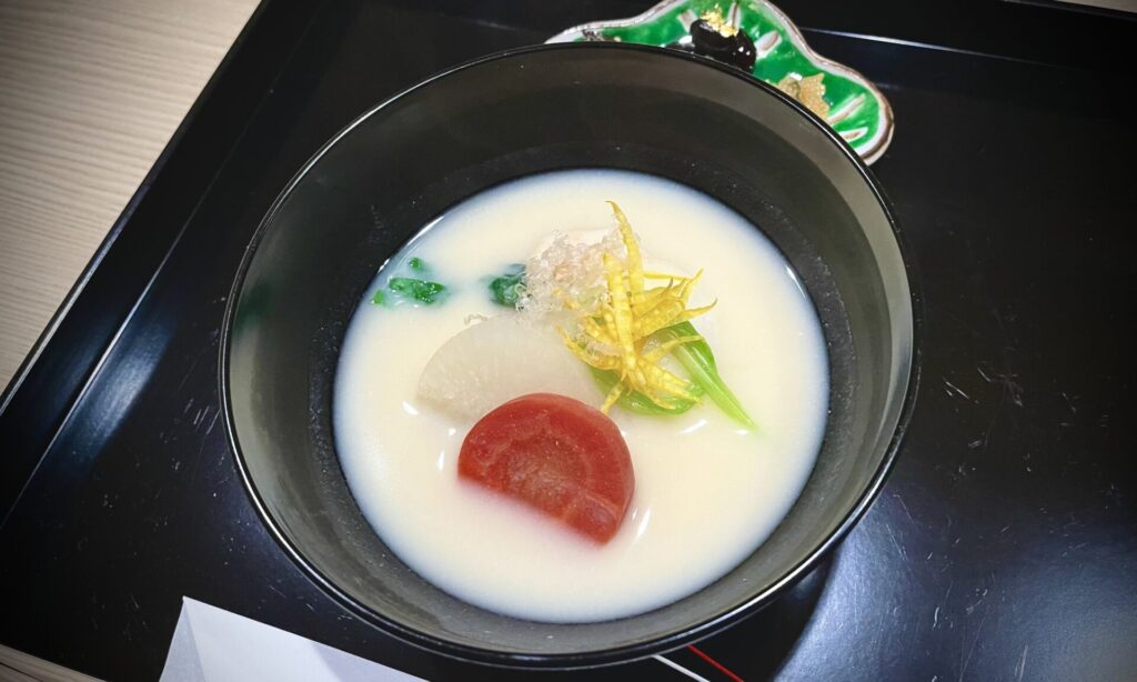 tea tearoom teaceremony　奈良　茶道　体験　nara 三五夜　さんごや　三五屋　茶会　茶室　隠れ家　にじり口　炭　風炉　掛軸　茶道具　JR奈良駅　駅前　月釜　徒歩圏内　奈良県　奈良市　三網田　濃茶　薄茶　続き薄　茶道具　茶道具販売　8月　葉月　八月　　広間　夏　観光　奈良新名所　奈良県　伝統文化　日本文化　少人数制　小寄せ　ゆったり　濃茶　薄茶　各服点て　上生菓子　干菓子　JR奈良駅　駅前　牧田旬加　出張料理人　出張料理　京料理　割烹　カウンター　懐石料理　膳　椀物　一献　料理教室　素麺　そうめん　三輪そうめん　三輪素麺　にゅうめん　柿の葉寿司　　寿司　奈良名産　名産品　奈良土産　食材　地元　月釜　茶会　小寄せ茶会　小間　にじり口　本格的　茶道　茶の湯　茶事　　茶道具　薄茶器　奈良道具　　練香　和菓子　上生菓子　パンプキンプリン　限定カフェ　隠れ家カフェ　予約制　カウンター席　カウンター　パン　抹茶　奈良　なら　nara　三五夜　三五屋　さんごや　sangoya　隠れ家　サロン　茶の湯　茶道　煎茶道　煎茶道体験　煎茶道教室　教室　和の稽古　お稽古　習い事　茶会　月釜　濃茶　各服点て　薄茶　上生菓子　干菓子　和菓子　ほっこり　のんびり　奈良の秘密スポット　JR奈良　奈良駅　旧奈良駅駅舎　駅前　駅近　徒歩2分　徒歩圏内　古民家　古民家リノベーション　改装　和室　大正レトロ　レトロモダン　料亭　茶室　にじり口　小間　広間　座敷　茶事　表千家茶道　表千家茶道教室　古典　奈良市三条町　伝統　茶道具　　アフターコロナ　感染予防対策　ワクチン接種済　ワクチン接種証明　　香会　雅楽　日本舞踊　個別レッスン　初心者歓迎　堂後茶道教室　堂後宗邑　ならまち　奈良町　表千家　表千家茶道教室　 月釜　茶会　小寄せ茶会　小間　にじり口　本格的　茶道　茶の湯　茶事　正午の茶事　茶事教室　寄付き　出会い　蹲踞　蹲　炭点前　初炭　点前　盆香合　タイ王室　羅国　香木　五味六国　沈香　高台寺蒔絵　炉縁　抱清棚　八寸　千鳥　千鳥の盃　懐石料理　本懐石　盃事　大講堂釜　炉　名残　にじり口　牧田旬加　料理人　和食　出張料理　間借り　割烹　台所方　包丁方　料理方　　初釜　雑煮　白味噌雑煮　料亭　美味しい　正月　初詣　奈良の正月　夜咄　二月　冬の茶事 いけばな　生け花　華道　華道教室　いけばな教室　生け花教室　山村御流　円照寺　雲龍梅　ウンリュウバイ　三光松　サンコウマツ　レッドウィロー　椿　ツバキ　つばき　雪月花　五葉松　ゴヨウマツ　千両　千両　梅ズワエ　ずわい　梅　仏手柑　柿　隼人瓜　ハヤトウリ　吉祥草　キッショウソウ　苫朴　生駒敦　生駒瓢　華道家　アーティスト　フラワーワレンジメント　フラワーアーティスト　　正月　新春　初釜　雑煮　お雑煮　白味噌　初詣　春日大社　東大寺　奈良の神社　奈良の寺　令和八年　2026年　午年