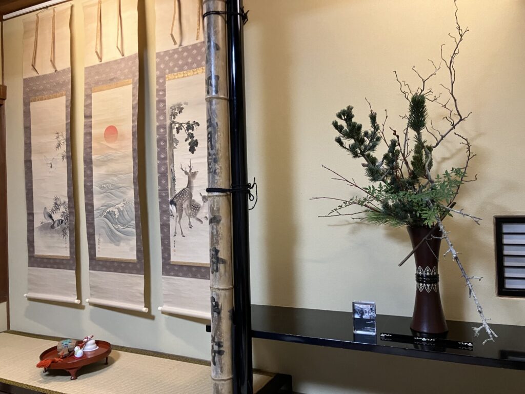 tea tearoom teaceremony 奈良 茶道 体験 nara 三五夜 さんごや 三五屋 茶会 茶室 隠れ家 にじり口 炭 風炉 掛軸 茶道具 JR奈良駅 駅前 月釜 徒歩圏内 奈良県 奈良市 三網田 濃茶 薄茶 続き薄 茶道具 茶道具販売 8月 葉月 八月 広間 夏 観光 奈良新名所 奈良県 伝統文化 日本文化 少人数制 小寄せ ゆったり 濃茶 薄茶 各服点て 上生菓子 干菓子 JR奈良駅 駅前 牧田旬加 出張料理人 出張料理 京料理 割烹 カウンター 懐石料理 膳 椀物 一献 料理教室 素麺 そうめん 三輪そうめん 三輪素麺 にゅうめん 柿の葉寿司 寿司 奈良名産 名産品 奈良土産 食材 地元 月釜 茶会 小寄せ茶会 小間 にじり口 本格的 茶道 茶の湯 茶事 茶道具 薄茶器 奈良道具 練香 和菓子 上生菓子 パンプキンプリン 限定カフェ 隠れ家カフェ 予約制 カウンター席 カウンター パン 抹茶 奈良 なら nara 三五夜 三五屋 さんごや sangoya 隠れ家 サロン 茶の湯 茶道 煎茶道 煎茶道体験 煎茶道教室 教室 和の稽古 お稽古 習い事 茶会 月釜 濃茶 各服点て 薄茶 上生菓子 干菓子 和菓子 ほっこり のんびり 奈良の秘密スポット JR奈良 奈良駅 旧奈良駅駅舎 駅前 駅近 徒歩2分 徒歩圏内 古民家 古民家リノベーション 改装 和室 大正レトロ レトロモダン 料亭 茶室 にじり口 小間 広間 座敷 茶事 表千家茶道 表千家茶道教室 古典 奈良市三条町 伝統 茶道具 アフターコロナ 感染予防対策 ワクチン接種済 ワクチン接種証明 香会 雅楽 日本舞踊 個別レッスン 初心者歓迎 堂後茶道教室 堂後宗邑 ならまち 奈良町 表千家 表千家茶道教室 月釜 茶会 小寄せ茶会 小間 にじり口 本格的 茶道 茶の湯 茶事 正午の茶事 茶事教室 寄付き 出会い 蹲踞 蹲 炭点前 初炭 点前 盆香合 タイ王室 羅国 香木 五味六国 沈香 高台寺蒔絵 炉縁 抱清棚 八寸 千鳥 千鳥の盃 懐石料理 本懐石 盃事 大講堂釜 炉 名残 にじり口 牧田旬加 料理人 和食 出張料理 間借り 割烹 台所方 包丁方 料理方 初釜 雑煮 白味噌雑煮 料亭 美味しい 正月 初詣 奈良の正月 夜咄 二月 冬の茶事 いけばな 生け花 華道 華道教室 いけばな教室 生け花教室 山村御流 円照寺 雲龍梅 ウンリュウバイ 三光松 サンコウマツ レッドウィロー 椿 ツバキ つばき 雪月花 五葉松 ゴヨウマツ 千両 千両 梅ズワエ ずわい 梅 仏手柑 柿 隼人瓜 ハヤトウリ 吉祥草 キッショウソウ 苫朴 生駒敦 生駒瓢 華道家 アーティスト フラワーワレンジメント フラワーアーティスト 正月 新春 初釜 雑煮 お雑煮 白味噌 初詣 春日大社 東大寺 奈良の神社 奈良の寺 令和八年 2026年 午年 三幅対 床の間 日本家屋 和室 正月の設え 正月花 いけばな 華道 いけばな教室 丙午 吉兆笹 十日戎 五日戎 日本家屋 和室 待合
椿餅 鹿 赤膚焼