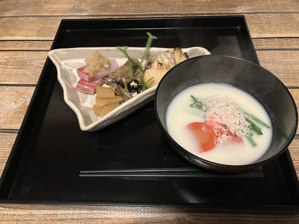 tea tearoom teaceremony 奈良 茶道 体験 nara 三五夜 さんごや 三五屋 茶会 茶室 隠れ家 にじり口 炭 風炉 掛軸 茶道具 JR奈良駅 駅前 月釜 徒歩圏内 奈良県 奈良市 三網田 濃茶 薄茶 続き薄 茶道具 茶道具販売 8月 葉月 八月 広間 夏 観光 奈良新名所 奈良県 伝統文化 日本文化 少人数制 小寄せ ゆったり 濃茶 薄茶 各服点て 上生菓子 干菓子 JR奈良駅 駅前 牧田旬加 出張料理人 出張料理 京料理 割烹 カウンター 懐石料理 膳 椀物 一献 料理教室 素麺 そうめん 三輪そうめん 三輪素麺 にゅうめん 柿の葉寿司 寿司 奈良名産 名産品 奈良土産 食材 地元 月釜 茶会 小寄せ茶会 小間 にじり口 本格的 茶道 茶の湯 茶事 茶道具 薄茶器 奈良道具 練香 和菓子 上生菓子 パンプキンプリン 限定カフェ 隠れ家カフェ 予約制 カウンター席 カウンター パン 抹茶 奈良 なら nara 三五夜 三五屋 さんごや sangoya 隠れ家 サロン 茶の湯 茶道 煎茶道 煎茶道体験 煎茶道教室 教室 和の稽古 お稽古 習い事 茶会 月釜 濃茶 各服点て 薄茶 上生菓子 干菓子 和菓子 ほっこり のんびり 奈良の秘密スポット JR奈良 奈良駅 旧奈良駅駅舎 駅前 駅近 徒歩2分 徒歩圏内 古民家 古民家リノベーション 改装 和室 大正レトロ レトロモダン 料亭 茶室 にじり口 小間 広間 座敷 茶事 表千家茶道 表千家茶道教室 古典 奈良市三条町 伝統 茶道具 アフターコロナ 感染予防対策 ワクチン接種済 ワクチン接種証明 香会 雅楽 日本舞踊 個別レッスン 初心者歓迎 堂後茶道教室 堂後宗邑 ならまち 奈良町 表千家 表千家茶道教室 月釜 茶会 小寄せ茶会 小間 にじり口 本格的 茶道 茶の湯 茶事 正午の茶事 茶事教室 寄付き 出会い 蹲踞 蹲 炭点前 初炭 点前 盆香合 タイ王室 羅国 香木 五味六国 沈香 高台寺蒔絵 炉縁 抱清棚 八寸 千鳥 千鳥の盃 懐石料理 本懐石 盃事 大講堂釜 炉 名残 にじり口 牧田旬加 料理人 和食 出張料理 間借り 割烹 台所方 包丁方 料理方 初釜 雑煮 白味噌雑煮 料亭 美味しい 正月 初詣 奈良の正月 夜咄 二月 冬の茶事 いけばな 生け花 華道 華道教室 いけばな教室 生け花教室 山村御流 円照寺 雲龍梅 ウンリュウバイ 三光松 サンコウマツ レッドウィロー 椿 ツバキ つばき 雪月花 五葉松 ゴヨウマツ 千両 千両 梅ズワエ ずわい 梅 仏手柑 柿 隼人瓜 ハヤトウリ 吉祥草 キッショウソウ 苫朴 生駒敦 生駒瓢 華道家 アーティスト フラワーワレンジメント フラワーアーティスト 正月 新春 初釜 雑煮 お雑煮 白味噌 初詣 春日大社 東大寺 奈良の神社 奈良の寺 令和八年 2026年 午年 三幅対 床の間 日本家屋 和室 正月の設え 正月花 いけばな 華道 いけばな教室 丙午 吉兆笹 十日戎 五日戎 日本家屋 和室 待合