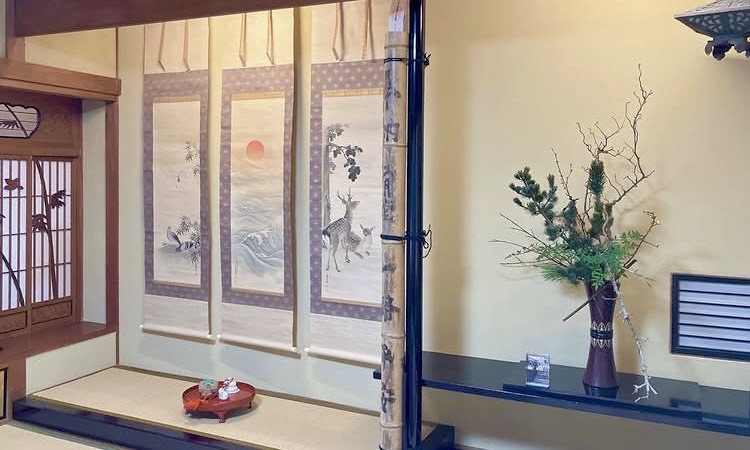 tea tearoom teaceremony 奈良 茶道 体験 nara 三五夜 さんごや 三五屋 茶会 茶室 隠れ家 にじり口 炭 風炉 掛軸 茶道具 JR奈良駅 駅前 月釜 徒歩圏内 奈良県 奈良市 三網田 濃茶 薄茶 続き薄 茶道具 茶道具販売 8月 葉月 八月 広間 夏 観光 奈良新名所 奈良県 伝統文化 日本文化 少人数制 小寄せ ゆったり 濃茶 薄茶 各服点て 上生菓子 干菓子 JR奈良駅 駅前 牧田旬加 出張料理人 出張料理 京料理 割烹 カウンター 懐石料理 膳 椀物 一献 料理教室 素麺 そうめん 三輪そうめん 三輪素麺 にゅうめん 柿の葉寿司 寿司 奈良名産 名産品 奈良土産 食材 地元 月釜 茶会 小寄せ茶会 小間 にじり口 本格的 茶道 茶の湯 茶事 茶道具 薄茶器 奈良道具 練香 和菓子 上生菓子 パンプキンプリン 限定カフェ 隠れ家カフェ 予約制 カウンター席 カウンター パン 抹茶 奈良 なら nara 三五夜 三五屋 さんごや sangoya 隠れ家 サロン 茶の湯 茶道 煎茶道 煎茶道体験 煎茶道教室 教室 和の稽古 お稽古 習い事 茶会 月釜 濃茶 各服点て 薄茶 上生菓子 干菓子 和菓子 ほっこり のんびり 奈良の秘密スポット JR奈良 奈良駅 旧奈良駅駅舎 駅前 駅近 徒歩2分 徒歩圏内 古民家 古民家リノベーション 改装 和室 大正レトロ レトロモダン 料亭 茶室 にじり口 小間 広間 座敷 茶事 表千家茶道 表千家茶道教室 古典 奈良市三条町 伝統 茶道具 アフターコロナ 感染予防対策 ワクチン接種済 ワクチン接種証明 香会 雅楽 日本舞踊 個別レッスン 初心者歓迎 堂後茶道教室 堂後宗邑 ならまち 奈良町 表千家 表千家茶道教室 月釜 茶会 小寄せ茶会 小間 にじり口 本格的 茶道 茶の湯 茶事 正午の茶事 茶事教室 寄付き 出会い 蹲踞 蹲 炭点前 初炭 点前 盆香合 タイ王室 羅国 香木 五味六国 沈香 高台寺蒔絵 炉縁 抱清棚 八寸 千鳥 千鳥の盃 懐石料理 本懐石 盃事 大講堂釜 炉 名残 にじり口 牧田旬加 料理人 和食 出張料理 間借り 割烹 台所方 包丁方 料理方 初釜 雑煮 白味噌雑煮 料亭 美味しい 正月 初詣 奈良の正月 夜咄 二月 冬の茶事 いけばな 生け花 華道 華道教室 いけばな教室 生け花教室 山村御流 円照寺 雲龍梅 ウンリュウバイ 三光松 サンコウマツ レッドウィロー 椿 ツバキ つばき 雪月花 五葉松 ゴヨウマツ 千両 千両 梅ズワエ ずわい 梅 仏手柑 柿 隼人瓜 ハヤトウリ 吉祥草 キッショウソウ 苫朴 生駒敦 生駒瓢 華道家 アーティスト フラワーワレンジメント フラワーアーティスト 正月 新春 初釜 雑煮 お雑煮 白味噌 初詣 春日大社 東大寺 奈良の神社 奈良の寺 令和八年 2026年 午年 三幅対 床の間 日本家屋 和室 正月の設え 正月花 いけばな 華道 いけばな教室 丙午