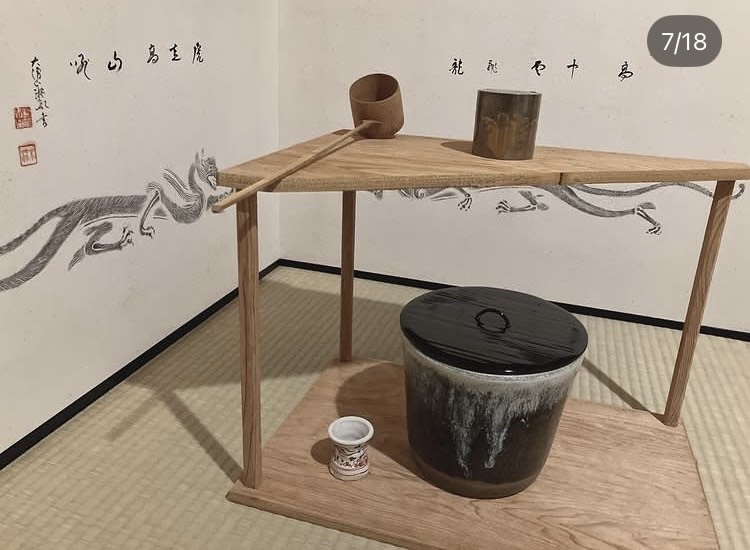 tea tearoom teaceremony 奈良 茶道 体験 nara 三五夜 さんごや 三五屋 茶会 茶室 隠れ家 にじり口 炭 風炉 掛軸 茶道具 JR奈良駅 駅前 月釜 徒歩圏内 奈良県 奈良市 三網田 濃茶 薄茶 続き薄 茶道具 茶道具販売 8月 葉月 八月 広間 夏 観光 奈良新名所 奈良県 伝統文化 日本文化 少人数制 小寄せ ゆったり 濃茶 薄茶 各服点て 上生菓子 干菓子 JR奈良駅 駅前 牧田旬加 出張料理人 出張料理 京料理 割烹 カウンター 懐石料理 膳 椀物 一献 料理教室 素麺 そうめん 三輪そうめん 三輪素麺 にゅうめん 柿の葉寿司 寿司 奈良名産 名産品 奈良土産 食材 地元 月釜 茶会 小寄せ茶会 小間 にじり口 本格的 茶道 茶の湯 茶事 茶道具 薄茶器 奈良道具 練香 和菓子 上生菓子 パンプキンプリン 限定カフェ 隠れ家カフェ 予約制 カウンター席 カウンター パン 抹茶 奈良 なら nara 三五夜 三五屋 さんごや sangoya 隠れ家 サロン 茶の湯 茶道 煎茶道 煎茶道体験 煎茶道教室 教室 和の稽古 お稽古 習い事 茶会 月釜 濃茶 各服点て 薄茶 上生菓子 干菓子 和菓子 ほっこり のんびり 奈良の秘密スポット JR奈良 奈良駅 旧奈良駅駅舎 駅前 駅近 徒歩2分 徒歩圏内 古民家 古民家リノベーション 改装 和室 大正レトロ レトロモダン 料亭 茶室 にじり口 小間 広間 座敷 茶事 表千家茶道 表千家茶道教室 古典 奈良市三条町 伝統 茶道具 アフターコロナ 感染予防対策 ワクチン接種済 ワクチン接種証明 香会 雅楽 日本舞踊 個別レッスン 初心者歓迎 堂後茶道教室 堂後宗邑 ならまち 奈良町 表千家 表千家茶道教室 月釜 茶会 小寄せ茶会 小間 にじり口 本格的 茶道 茶の湯 茶事 正午の茶事 茶事教室 寄付き 出会い 蹲踞 蹲 炭点前 初炭 点前 盆香合 タイ王室 羅国 香木 五味六国 沈香 高台寺蒔絵 炉縁 抱清棚 八寸 千鳥 千鳥の盃 懐石料理 本懐石 盃事 大講堂釜 炉 名残 にじり口 牧田旬加 料理人 和食 出張料理 間借り 割烹 台所方 包丁方 料理方 初釜 雑煮 白味噌雑煮 料亭 美味しい 正月 初詣 奈良の正月 夜咄 二月 冬の茶事 いけばな 生け花 華道 華道教室 いけばな教室 生け花教室 山村御流 円照寺 雲龍梅 ウンリュウバイ 三光松 サンコウマツ レッドウィロー 椿 ツバキ つばき 雪月花 五葉松 ゴヨウマツ 千両 千両 梅ズワエ ずわい 梅 仏手柑 柿 隼人瓜 ハヤトウリ 吉祥草 キッショウソウ 苫朴 生駒敦 生駒瓢 華道家 アーティスト フラワーワレンジメント フラワーアーティスト 正月 新春 初釜 雑煮 お雑煮 白味噌 初詣 春日大社 東大寺 奈良の神社 奈良の寺 令和八年 2026年 午年 三幅対 床の間 日本家屋 和室 正月の設え 正月花 いけばな 華道 いけばな教室 丙午 吉兆笹 十日戎 五日戎 日本家屋 和室 待合
椿餅 鹿 赤膚焼 山里棚 表千家 千利休 大坂城 山里曲輪 豊臣秀吉 豊臣兄弟 唐津焼 朝鮮唐津 水指 犬山焼 蓋置 赤絵 天啓赤絵 中次 輪島塗 棗 茶器 柄杓 薬師寺 青龍 白虎 橋本凝胤