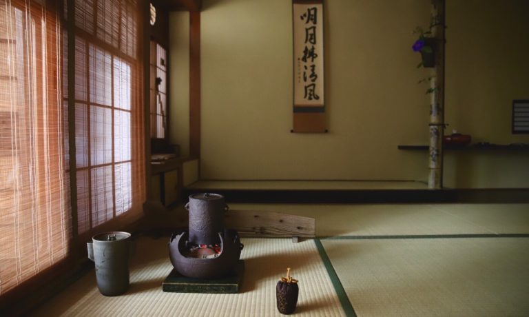 奈良　茶道　体験　nara 三五夜　さんごや　三五屋　茶会　茶室　隠れ家　にじり口　炭　炉　掛軸　椿　ツバキ　茶道具　JR奈良駅　駅前　月釜　徒歩圏内　奈良県　奈良市　三網田　濃茶　薄茶　続き薄　茶花　生花　待合 堂後　宗邑 奈良市三条町にあるお茶と古美術の隠れ家サロン「三五夜」の月釜が堂後宗邑氏の担当により九月十三日、十四日の二日間に渡り開催された。 両日とも満席となる盛況ぶりであった 待合　森田泰山筆　円相ニ天然　色紙 前ニ　供茶　献花 床　無適斎一行　玉杵成霊薬　尋牛斎箱 花入　惺斎好　江の島サザエ籠　有馬昭竹斎作 花　秋草　いろいろ 香合　平城宮跡出土　杉古材　東大寺清水公照　松の字　共箱 而妙斎㐂久寿ノ字　紹巴織帛紗敷キテ　大阪友香作 風炉　尋牛斎好　花押鋳込み扇透し琉球　共箱　莎村作 田口釜添フ 風炉先　桐箔絵　腰　而妙斎判　共箱　奥村製 如心斎　好　掻合塗　大板 水指　須恵窯　朝鮮唐津　而妙斎箱　守俊作 茶入　丹波　銘　庵の友　雪底和尚箱 袋　牡丹唐草金蘭 茶碗　弘入作　赤　銘　萩の露　即中斎箱 出帛紗　タイ土産　象の柄の織物　ひめゆり仕立 副　古曽部焼　御本写　而妙斎箱 薄茶器　即中斎好　金銀笹蒔絵雪吹　而妙斎箱　近左作 茶碗　萩　刷毛目　銘　月影　尋牛斎箱　十五代　新兵衛作 替　真葛焼　蔦の絵　平　香斎作 茶杓　尋牛斎作　銘　清風　共筒箱 菓子器　鹿背山焼　染付鉢 菓子　猿沢　瑠璃菓製 干菓子器　ニューカレドニア土産 干菓子　琥珀と和風マカロン　瑠璃菓製 建水　黄瀬戸　エフゴ形　古橋尚作 蓋置　而妙斎好菊の絵　永楽造　共箱 莨盆　櫛形　兼中斎判　共箱　表朔作 火入　絵唐津　重利作 莨入　切箔タトウ　奥村製 煙管　如心斎好　筋 濃茶　雲鶴　丸久小山園 薄茶　又玄　上林　岩手　裏千家　准教授　浪坂宗正　古美術　やつれ風炉　雲龍釜　敷瓦　鵬雲斎　